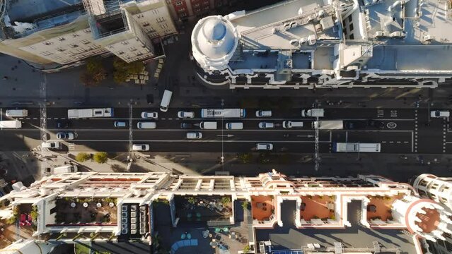 Plano a&eacute;reo de zona c&eacute;ntrica de ciudad. Edificios y tr&aacute;fico en Gran V&iacute;a, Madrid. Grabado con dron 4K.	