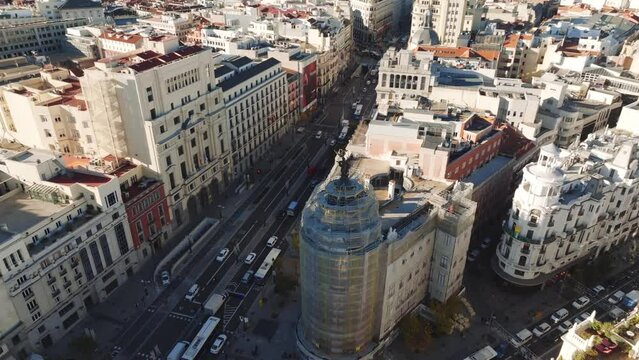 Plano a&eacute;reo de zona c&eacute;ntrica de ciudad. Edificios y tr&aacute;fico en Gran V&iacute;a, Madrid. Grabado con dron 4K.	