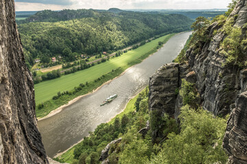 Basteiaussicht auf  Fluss Elbe mit Ausflugsdampfer und Panorama Elbsandsteingebirge	
