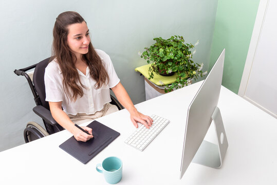 Inclusive workplace setting with a smiling woman in a wheelchair