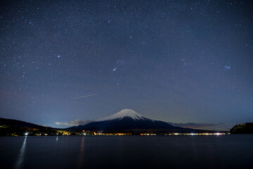 冬の山中湖 湖畔から流星の流れる星空と富士山