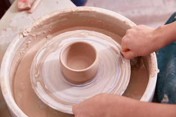 Work on the potter's wheel. bowl making.