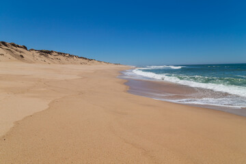 Fototapeta na wymiar Beautiful empty beach in Algarve