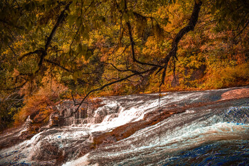 Dia de outono numa incrível cachoeira