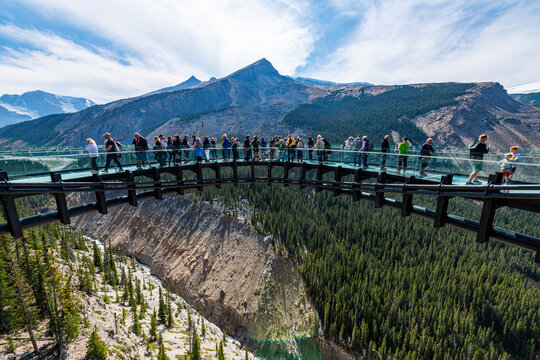 Tourists on the Columbia Icefield Skywalk, Glacier Parkway, Alberta, Canada