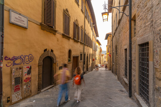 Fototapeta View of narrow street near Arezzo Cathedral, Arezzo, Province of Arezzo, Tuscany