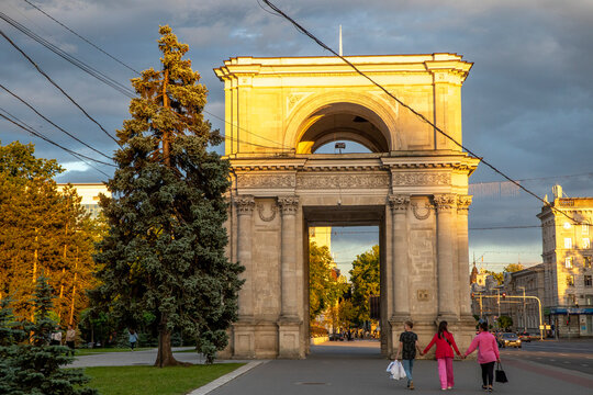 Stefan cel Mare Avenue and Arch of Triumph, Chisinau, Moldova