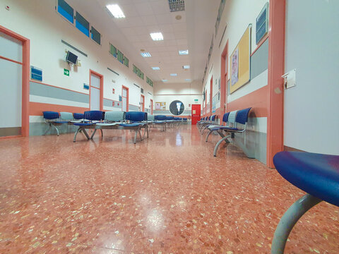 Sala de espera de un centro de salud vac&iacute;a
