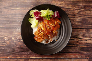 豚ロースのガーリックバター醤油丼