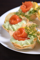 Avocado whipped with soft cheese cream into the most delicate mousse, a slice of salmon and lemon. Served in crispy baskets with phyllo dough baked in the oven. The perfect appetizer for a holiday men
