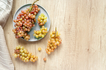 Obraz na płótnie Canvas Bunches of fresh grapes fruits pattern. Food flat lay