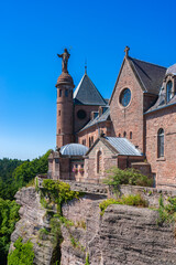 Kloster Hohenburg mit der Statue der heiligen Odilia auf dem Mont Sainte-Odile bei Ottrott. Departement Bas-Rhin in der Region Elsass in Frankreich