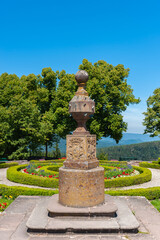 Sonnenuhr im Klostergarten des Klosters Hohenburg auf dem Mont Sainte-Odile bei Ottrott. Departement Bas-Rhin in der Region Elsass in Frankreich