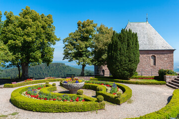 Klostergarten und Tränenkapelle des Klosters Hohenburg auf dem Mont Sainte-Odile bei Ottrott....