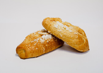 Bollos dulces de panadería sobre fondo blanco