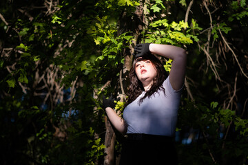 Chica adolescente posando entre árboles