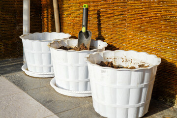 Equipment and planting media for growing plants in pots