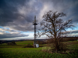 Sendemast und dunkler Wolkenhimmel
