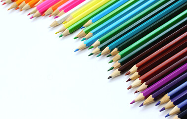 Kolorowe kredki ołówkowe na białym tle