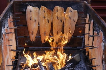 Falmmlachs &uuml;ber dem Feuer am brett