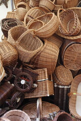 Stapel mit K&ouml;rben zum Verkauf