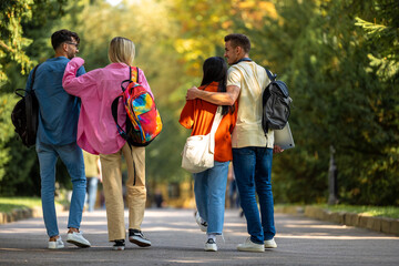 Obraz premium Group of students walking in the park and looking excited
