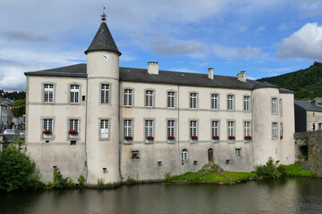 Le château de Brassac de Castelnau sur la rive droite de la rivière à Brassac-sur-Agoût 