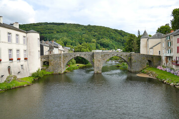 Le pont-vieux enjambant la rivière entre les deux château de Brassac-sur-Agoût 