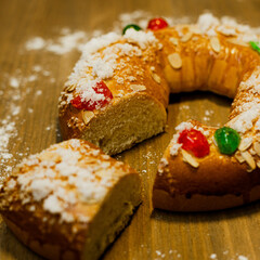 Roscón de Reyes porción azúcar navidad