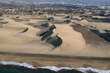 Fotografía aérea de las dunas en la costa de Maspalomas en Gran Canaria