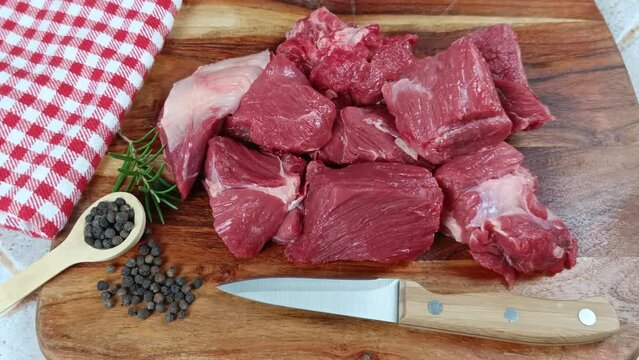 morceaux de boeuf cru, en gros plan, sur une planche &agrave; d&eacute;couper