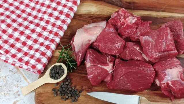 morceaux de boeuf cru, en gros plan, sur une planche &agrave; d&eacute;couper