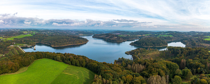 Luftbild der der gro&szlig;en Dh&uuml;nntalsperre im Bergischen Land