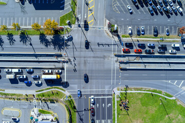 Air view of an urban intersection, with cars moving heavily during rush hour
