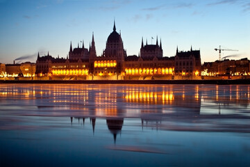 Obraz premium The Hungarian parliament building before sunrise at a cold winter.