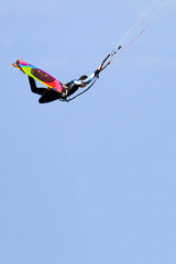 Junger, attraktiver KItesurfer in Aktion (Luftsprung) © Bittner KAUFBILD.de