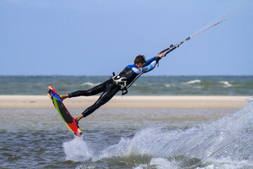 Junger, attraktiver KItesurfer in Aktion