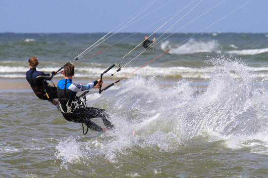 Junger, attraktiver KItesurfer in Aktion