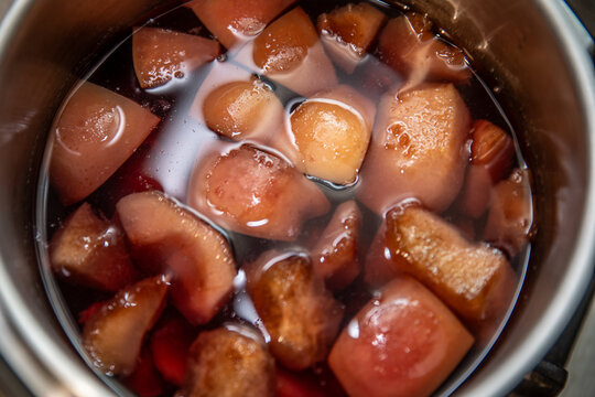 kompot z owoc&oacute;w w garnku jako potrawa na święta