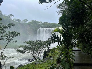 Hermosa vista de una cascada © Ivan