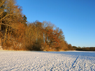 Acker im Schnee