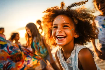 Foto op Canvas Enfant métis riant aux éclats sur la plage lors d'une activité peinture © Concept Photo Studio