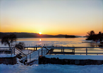 zachód słońca w zimowy wieczór nad jeziorem