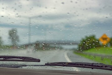 Paisaje abstracto a través del cristal del coche con gotas de lluvia