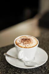 caffè con cioccolato in polvere