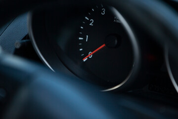 Naklejka premium Close up of a speedometer on a car's dashboard. 