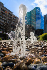 噴水から吹き出る水が見せる瞬間の形