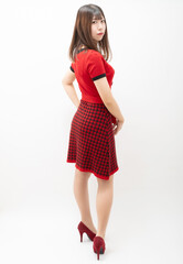 ニットワンピの女性