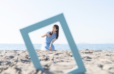 フレームに収まる海と女性

