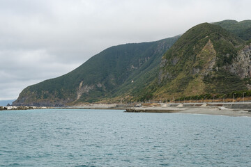 断崖に沿って海岸が続く新島の前浜海岸